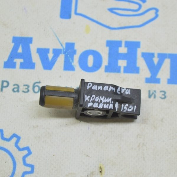 Кронштейн радиатора верхний правый Porsche Panamera 10-16 пластик 97010666103