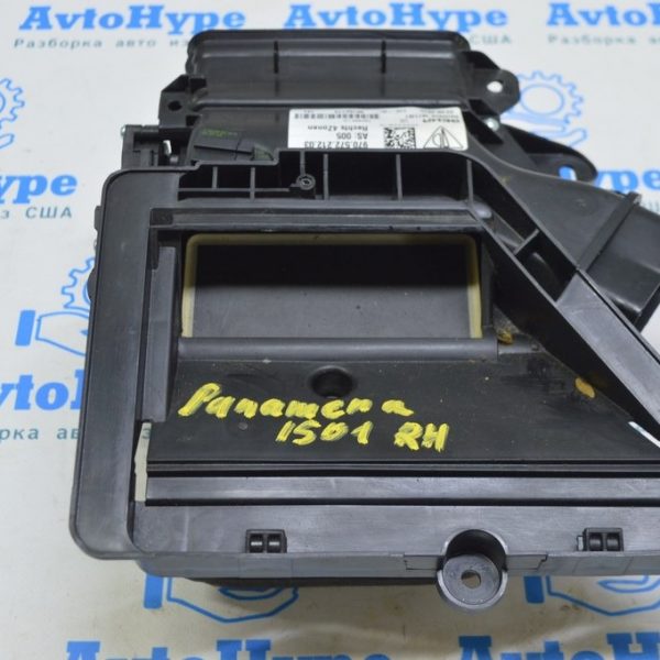 Воздуховод 2-го ряда сидений нижний правый Porsche Panamera 10-16 в сборе с актуаторами 97057221203