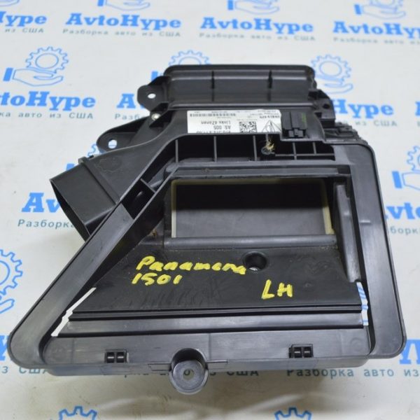 Воздуховод 2-го ряда сидений нижний левый Porsche Panamera 10-16 в сборе с актуаторами 97057221103