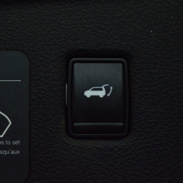 Кнопка открывания двери багажника Infiniti QX50 19- на двери 25140-3JA0B