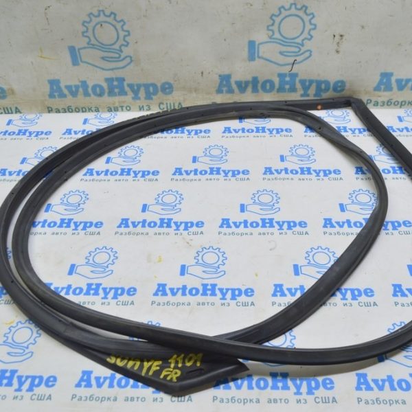 Уплотнитель двери передней правой Hyundai Sonata 11-15 821403S000