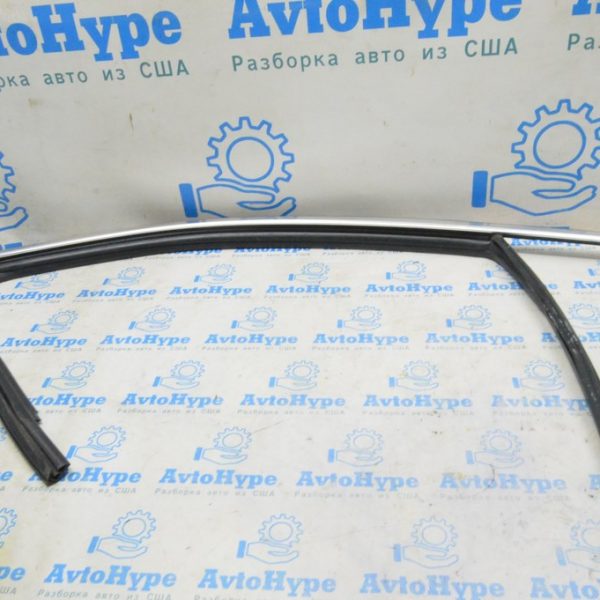 Уплотнитель стекла перед прав Audi E-Tron (Q8) GEN 18- с хром молдингом 4KE837432B