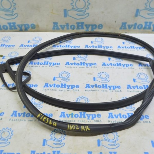 Уплотнитель двери зад прав Ford Fiesta 11-19 CE8Z-54253A10-E