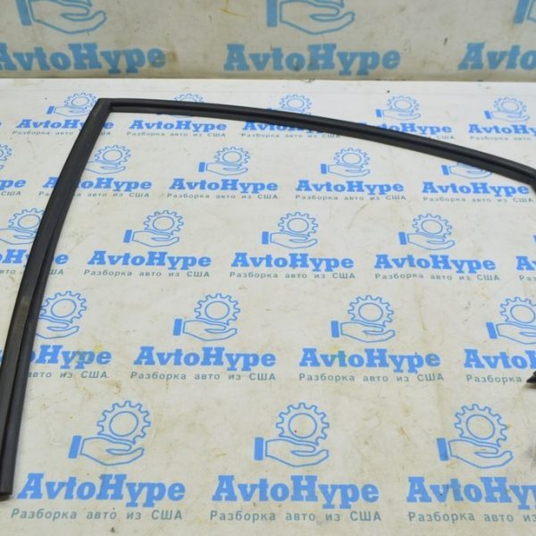 Уплотнитель стекла зад лев Ford Fiesta 11-19 AE8Z-5425767-C