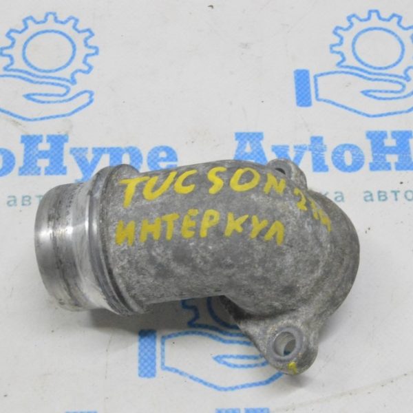 Патрубок интеркулера Hyundai Tucson 22- 1.6T HEV, PHEV на интеркулере