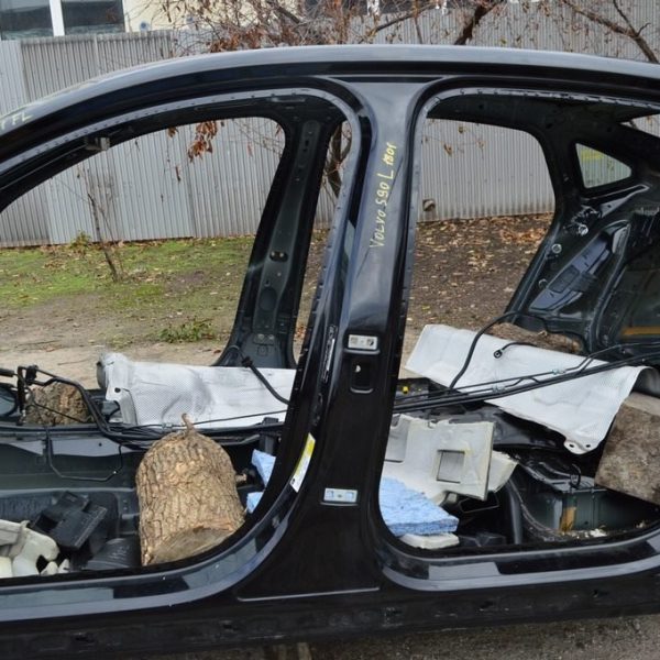 Стойка кузовная центральная левая Volvo S90 16- (01) черный цвет 31415742