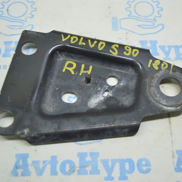 Кронштейн распорки переднего подрамника правый Volvo S90 16- 32216403