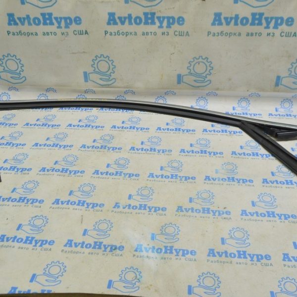 Уплотнитель стекла перед прав Volvo S90 16- 31689033