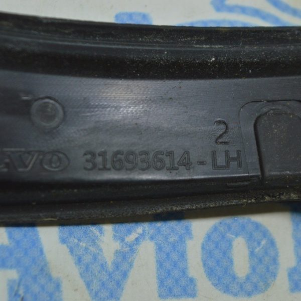 Уплотнитель двери внутренний боковой вертикальный задний левый Volvo S90 16- 31693614