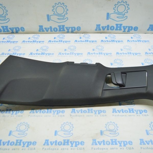 Накладка центральной стойки верхняя (ремень) левая Volvo S90 16- (01) деф. без воздуховода 32219757