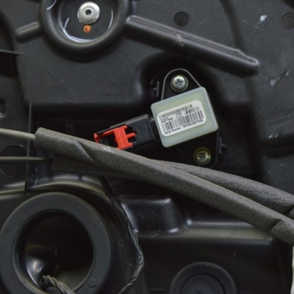 Датчик подушки безопасности дверь левый Hyundai Sonata 11-15 95920-1M200