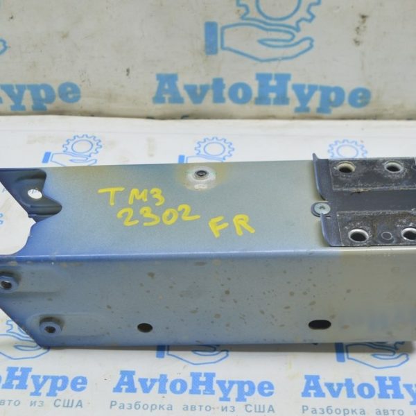 Клык усилителя переднего бампера прав Tesla Model 3 18- 1088149-00-F