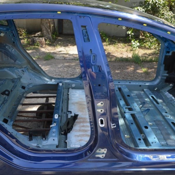 Стойка кузова центральная правая Tesla Model 3 18- на кузове (02) 1504888-S0-B