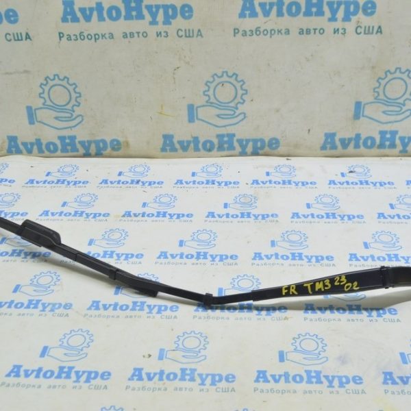 Поводок дворника прав Tesla Model 3 18- с форсункой 1621686-00-A