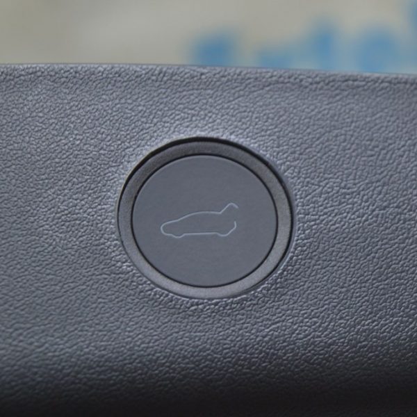Кнопка закрытия крышки багажника Tesla Model 3 18- внутренняя 1501907-00-B