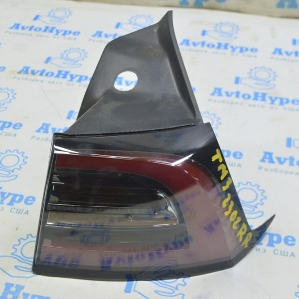 Фонарь внешний крыло правый Tesla Model 3 18- USA 3 пина 1077398-00-H