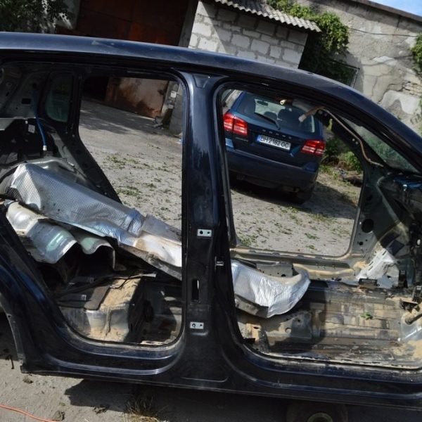 Стойка кузовная центральная правая VW Tiguan 09-17 (08) черная 5N0809220A