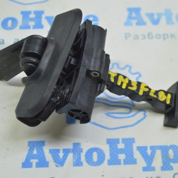 Ограничитель двери перед лев TESLA MODEL 3 18- хрустит (01) 1089507-00-D