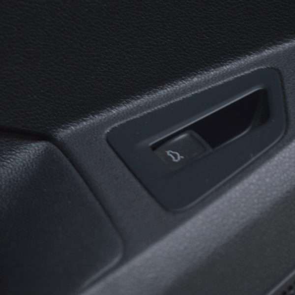 Кнопка открытия двери багажника VW Touareg 18- черн внутрисалонная 3G0959831  WHS