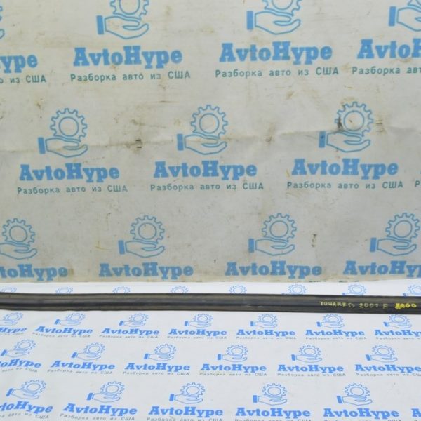 Уплотнитель решетки дворников VW Touareg 18- 760823723