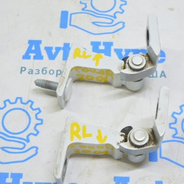 Петля двери нижняя зад лев VW Touareg 18- 8S0833405A