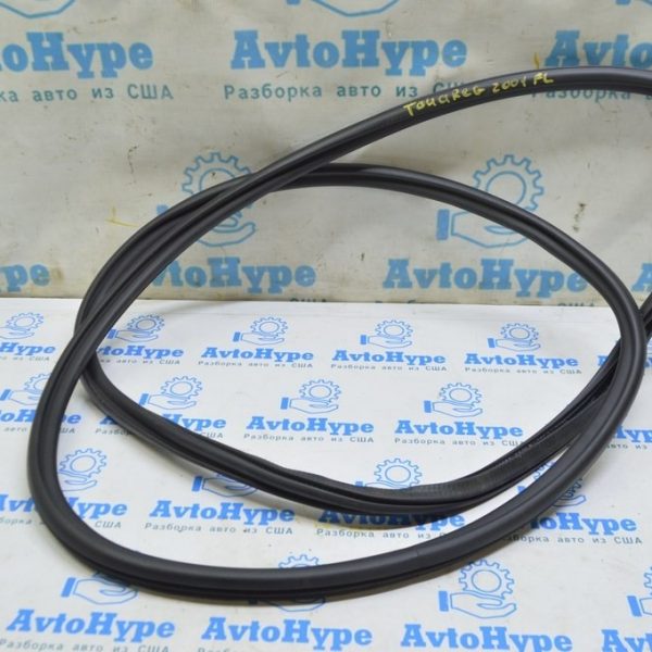 Уплотнитель дверного проема перед лев VW Touareg 18- черн 760867911E 9B9