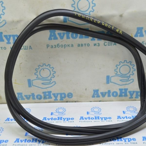 Уплотнитель дверного проема зад прав VW Touareg 18- черн 760867913E 9B9