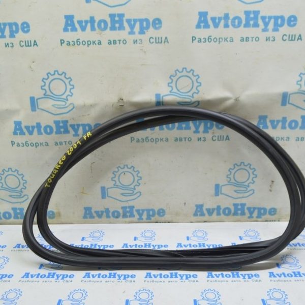 Уплотнитель дверного проема перед прав VW Touareg 18- черн 760867911E 9B9