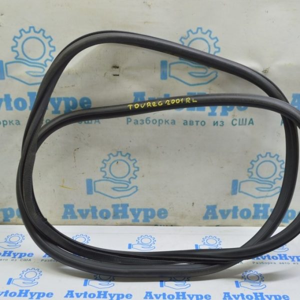 Уплотнитель дверного проема зад лев VW Touareg 18- черн 760867913E 9B9