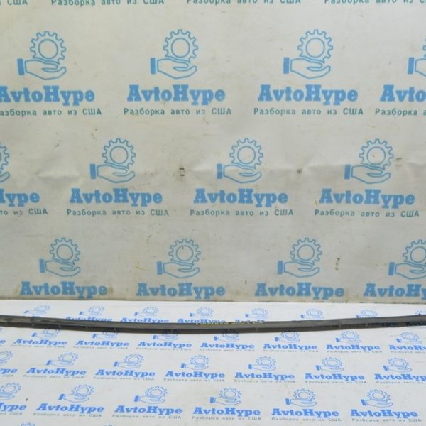 Уплотнитель дверей на пороге левый VW Touareg 18- (01) надрыв 760837119  5AP