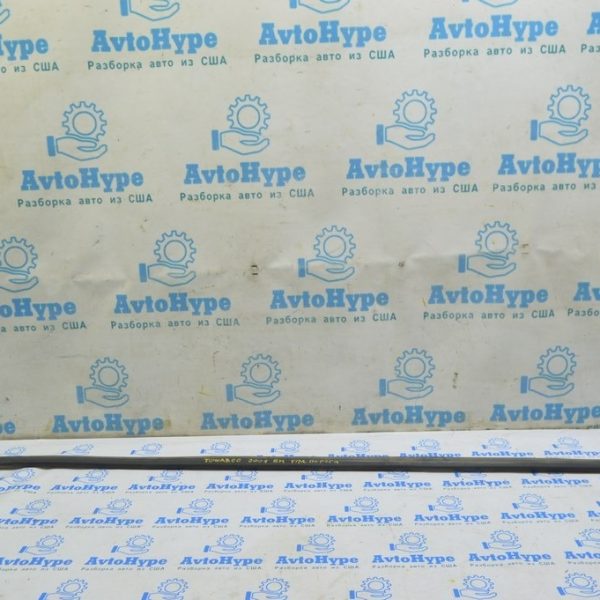 Уплотнитель дверей на пороге правый VW Touareg 18- 760837119  5AP