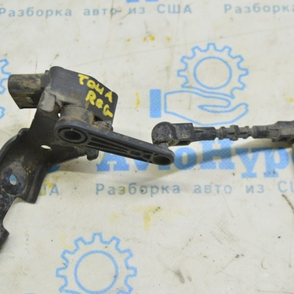 Датчик положения кузова с тяжкой перед прав VW Touareg 18- (01) 4M0941286D