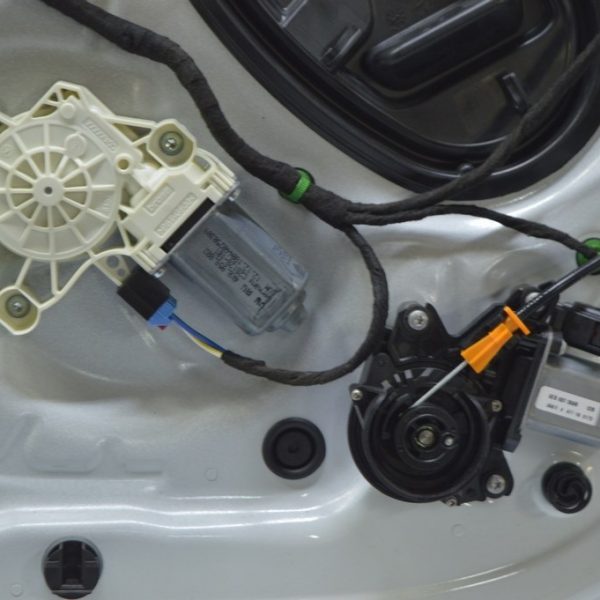 Доводчик двери перед прав VW Touareg 18- 3EB837059B