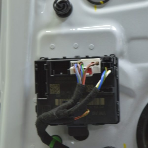 Компьютер двери перед прав VW Touareg 18- (01) 4M1959792J