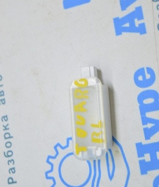 Плафон багажника зад лев VW Touareg 18- черн 760947409B