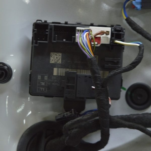 Компьютер двери зад прав VW Touareg 18- (01) 4M1959595J