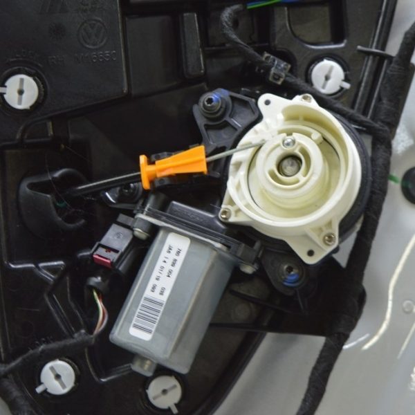 Доводчик двери зад прав VW Touareg 18- 4F0837060A