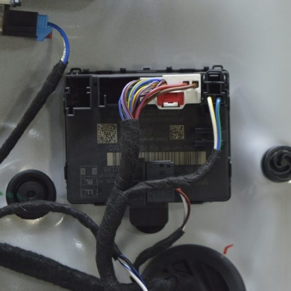 Компьютер двери зад лев VW Touareg 18- (01) 4M1959595J