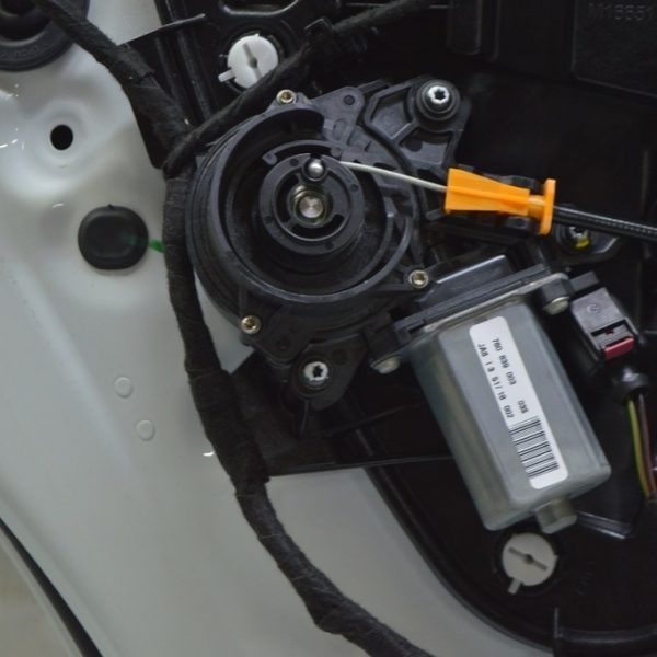 Доводчик двери зад лев VW Touareg 18- 4F0837059A