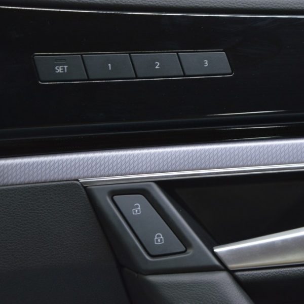 Кнопка блокировки двери перед прав VW Touareg 18- черн 760962126  WHS