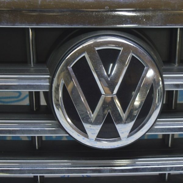 Эмблема решетки радиатора VW Touareg 18- хром 760853601D JZA