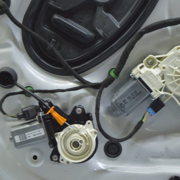 Доводчик двери перед лев VW Touareg 18- 3EB837060B