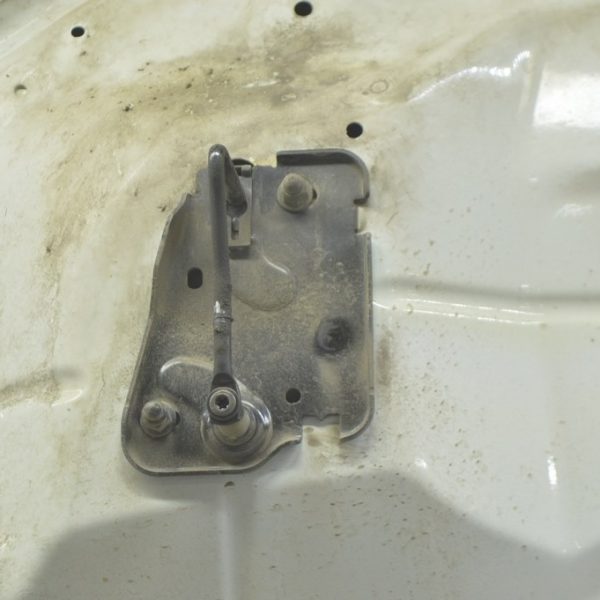 Скоба замка капота правая VW Touareg 18- 4M0823186D