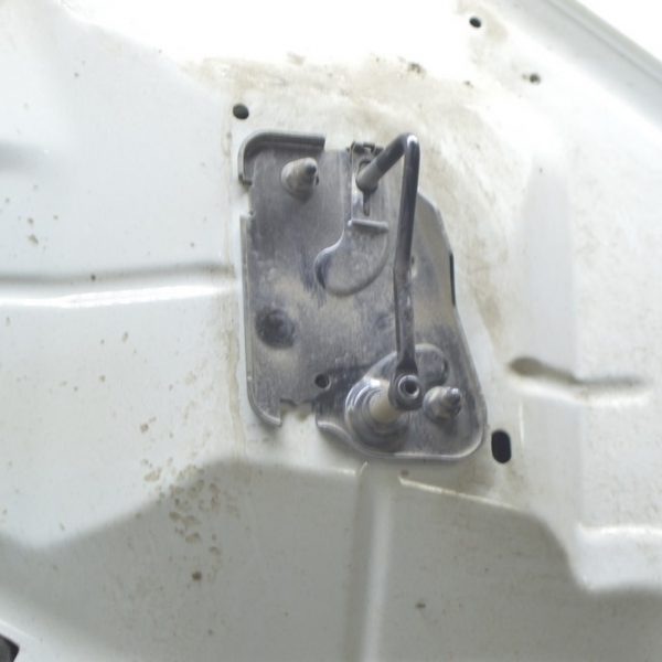 Скоба замка капота левая VW Touareg 18- 4M0823185D