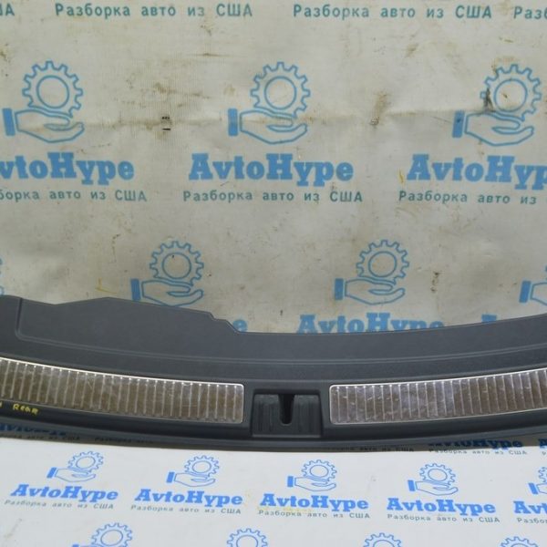 Накладка проема багажника центр VW Touareg 18- черн с хромом (01) царапины 760863459C 5R5