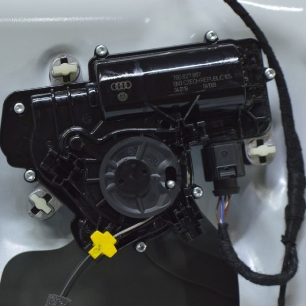 Доводчик замка двери багажника VW Touareg 18- ПРОДАЕМ КОМПЛЕКТОМ 760827887