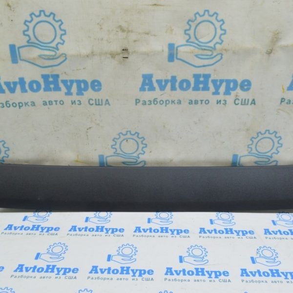 Обшивка двери багажника верх VW Touareg 18- черн 760867609A 4PK