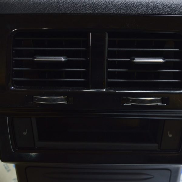 Дефлектор воздуховода центральной консоли VW Touareg 18- черн 760819203B N0R