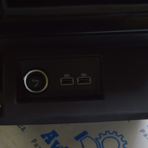 Бокс центральной консоли VW Touareg 18- черн, задний 760864061  4PK