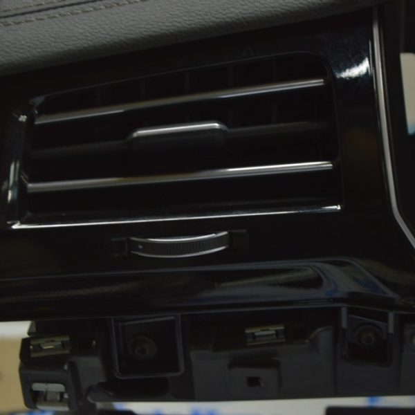 Дефлектор воздуховода передней панели левый VW Touareg 18- черн 761858415E N0R